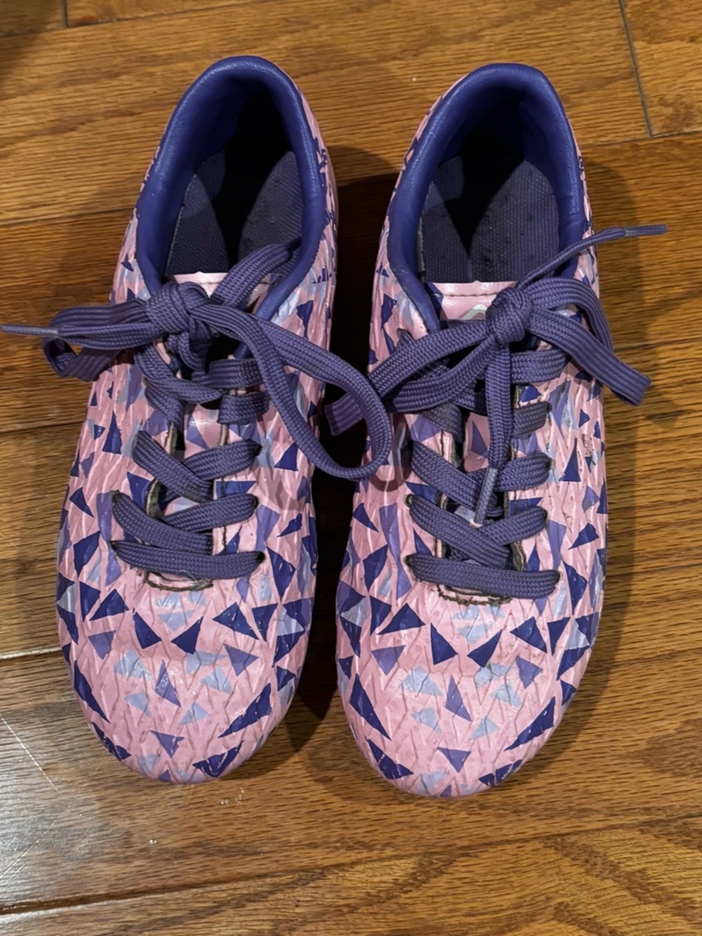 Dream Pairs pink and purple geometric soccer cleats